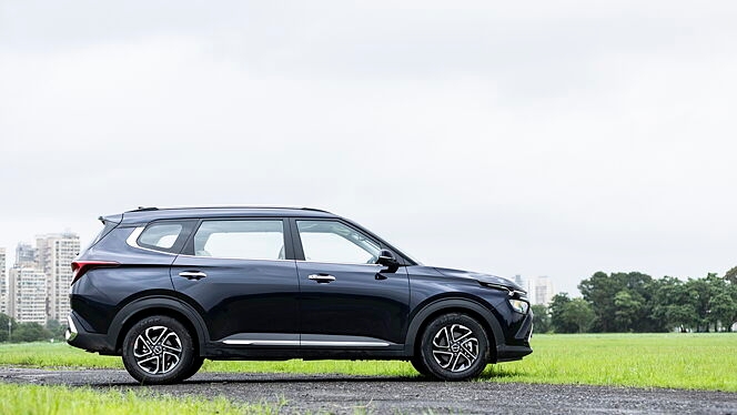 Kia Carens Right Side View