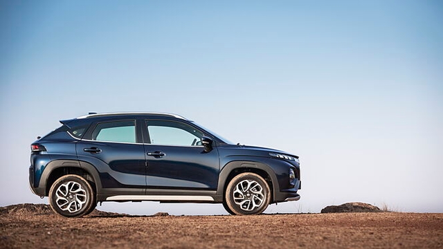 Maruti Suzuki Fronx Right Side View