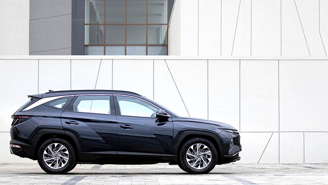 Hyundai Tucson Right Side View