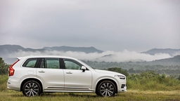 Volvo XC90 Right Side View