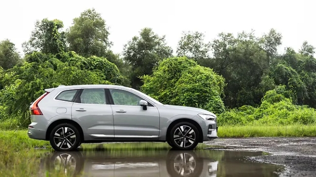 Volvo XC60 Right Side View