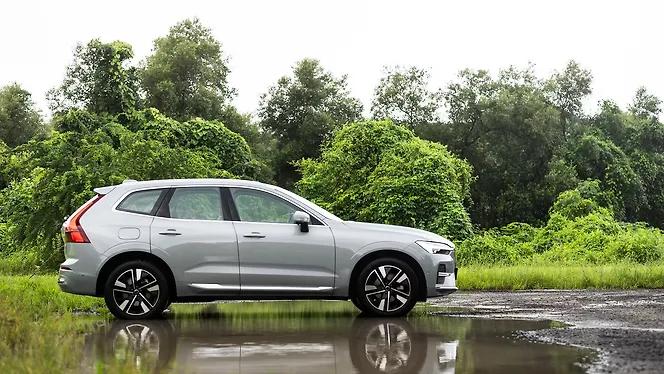 Volvo XC60 Right Side View